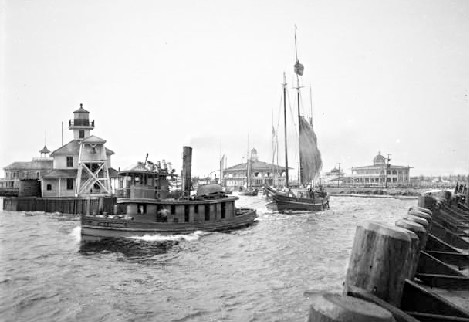 New Basin Canal at Lake Pontchartrain, ca. 1909. The buildings in the background in the center and right are part of the old West End resort. The New Canal lighthouse can be seen
to the left; destroyed during Hurricane Katrina, it has since been rebuilt as a museum and education center.